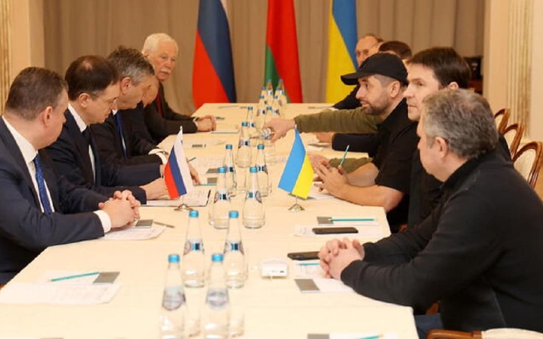 Le delegazioni di Kiev e Mosca durante i negoziati