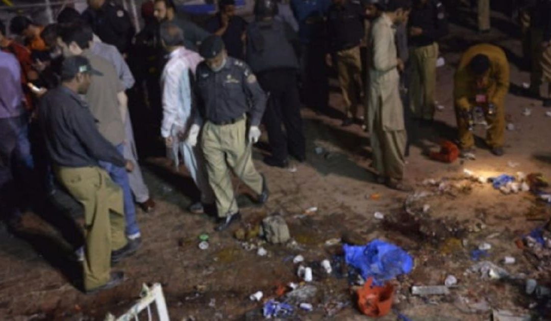 In Pakistan un malato di mente brucia il Corano: lapidato dalla folla