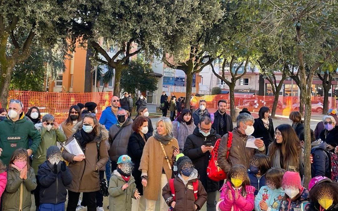 La protesta per la riapertura al traffico di via Roma a Cosenza