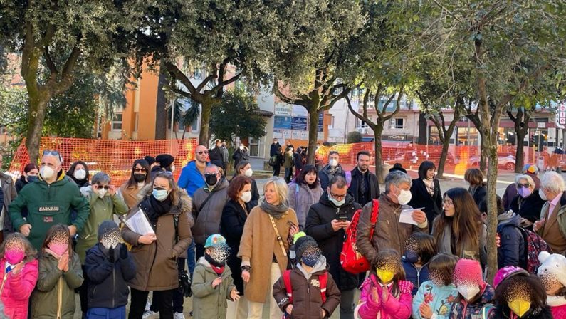 Riapertura di via Roma a Cosenza, prosegue la protesta di genitori e alunni