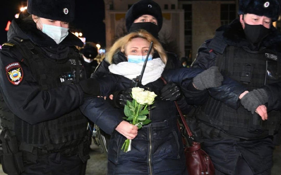 L'arresto di una donna in Russia durante le proteste contro la guerra
