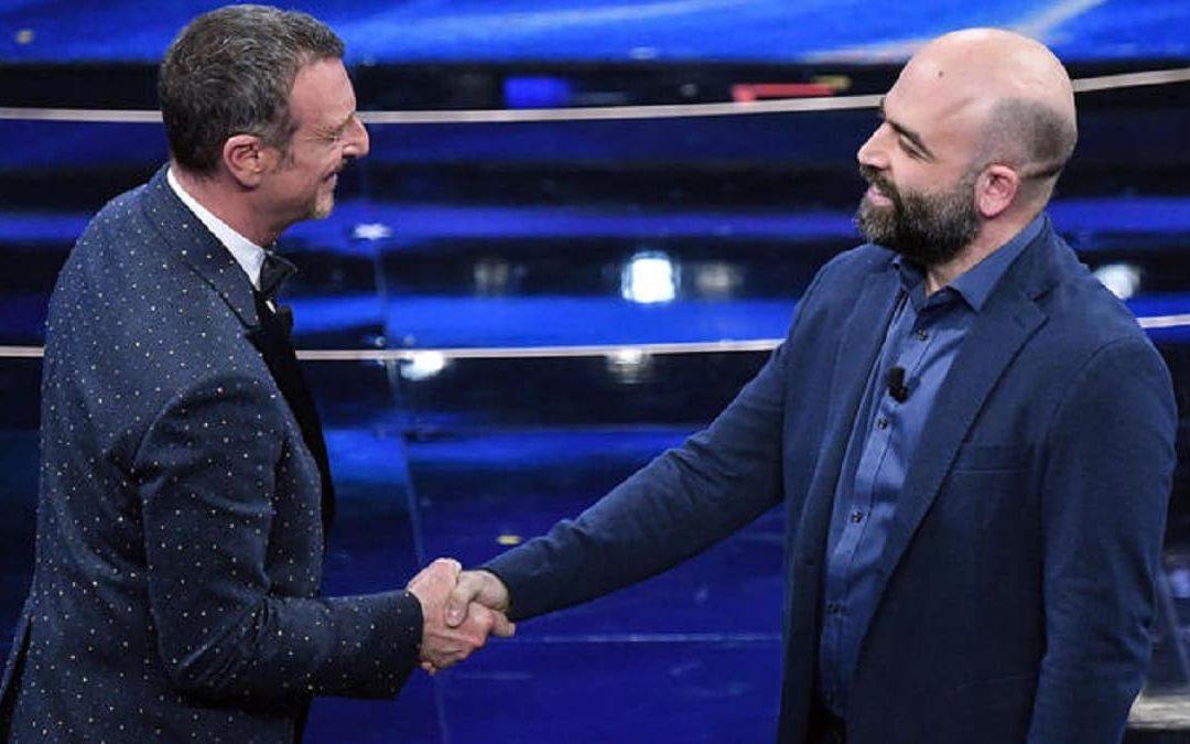 Amadeus e Roberto Saviano sul palco dell'Ariston