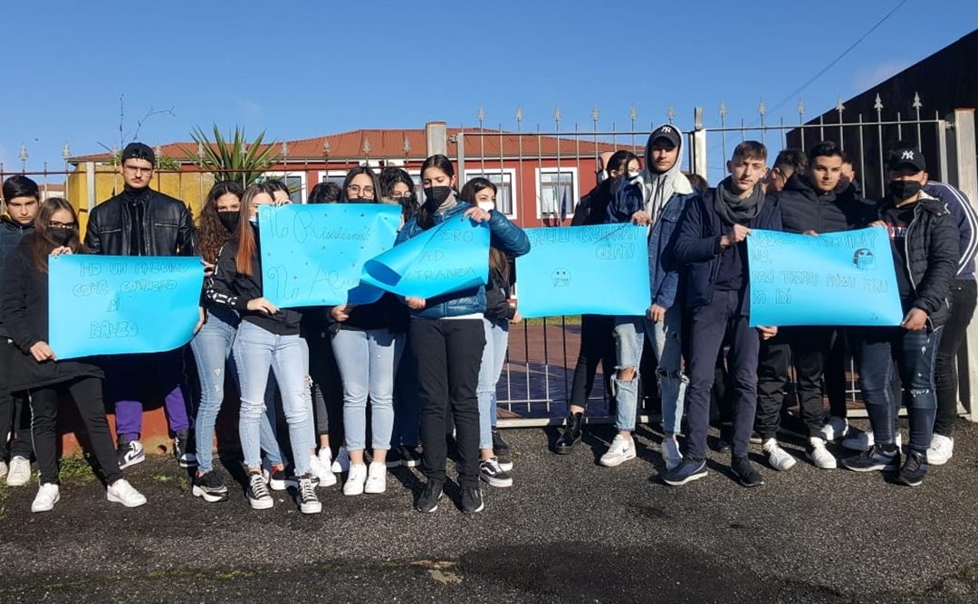 La protesta degli studenti dell'Ite di Mileto