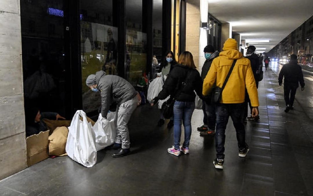 Roma, vietato sfamare i senzatetto: identificati e allontanati i volontari