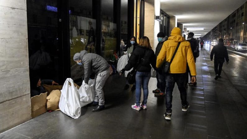 Roma, vietato sfamare i senzatetto: identificati e allontanati i volontari a Termini