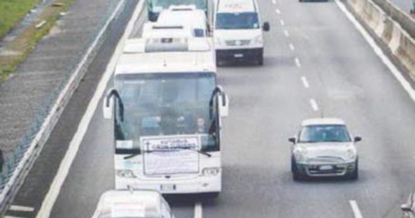 Bus, sfilata con carro funebre