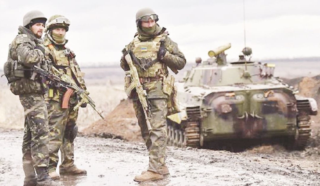 Soldati ucraini pattugliano il confine con la Russia