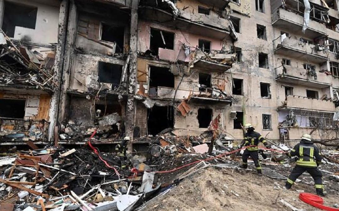 Un palazzo di Kiev sventrato dai bombardamenti