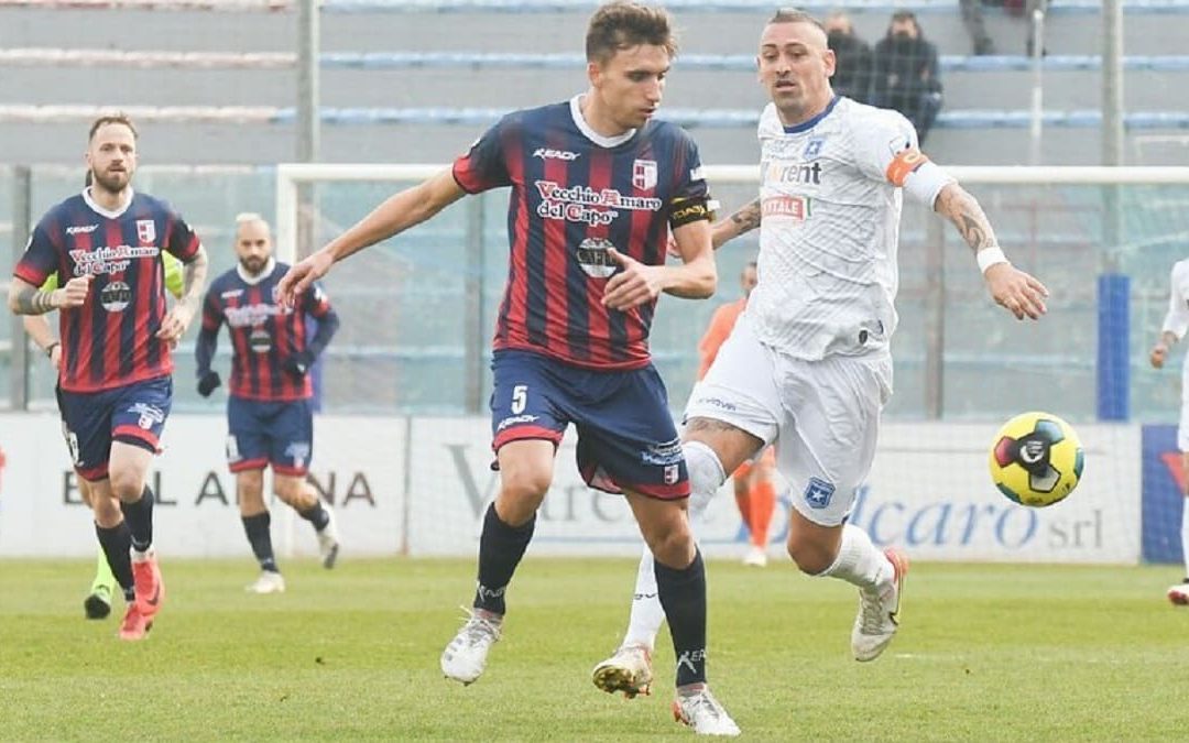 L'esultanza di calciatori e tifosi giallorossi dopo il gol di Martinelli