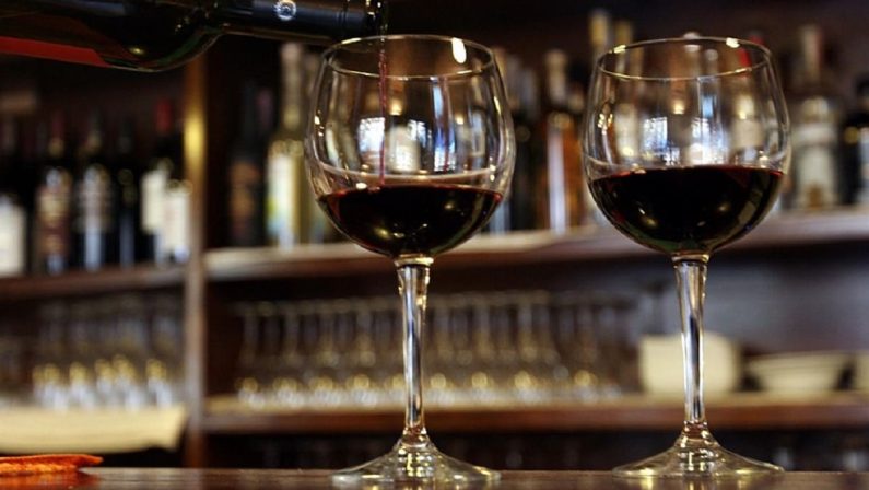 Dall'Europa sì al fritto di grilli, ma il vino forse favorisce il cancro