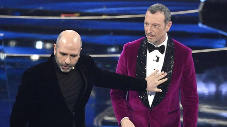 Sanremo 2022, Checco Zalone fa sorridere con il siparietto anti-omofobo calabrese