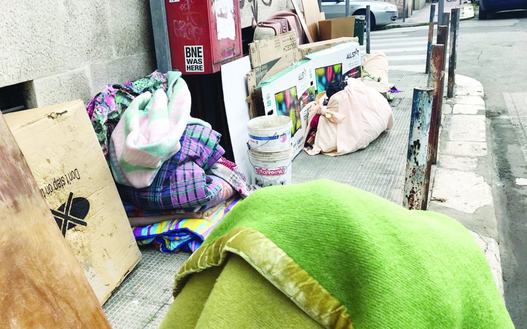 Gli oggetti dei senza fissa dimora in un tratto di corso Italia