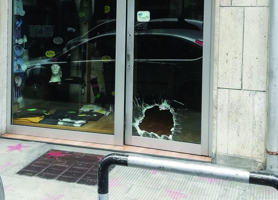Il negozio di abbigliamento finito nel mirino la scorsa notte in via Principe Amedeo