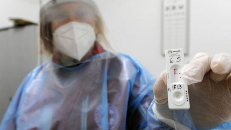 Covid, 76.250 nuovi casi e 165 decessi