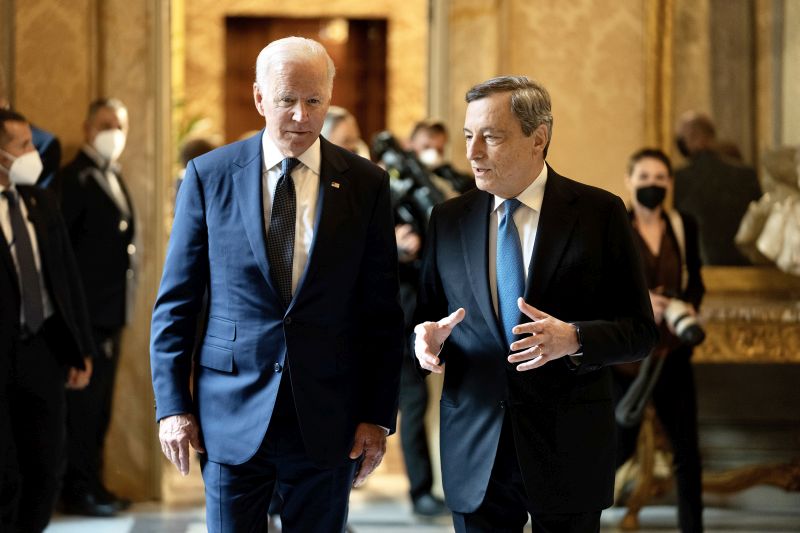 Ucraina, Draghi sente Biden e i leader europei “Coordinare gli sforzi”