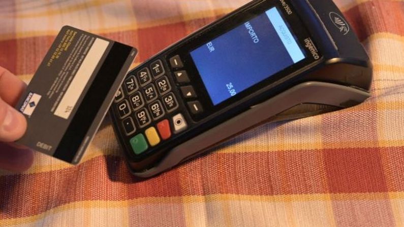 In calo l’uso del contante, sempre più usate le carte di pagamento