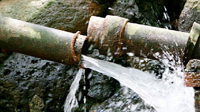 Denuncia del Codacons: «In Calabria si perde il 50% dell'acqua»