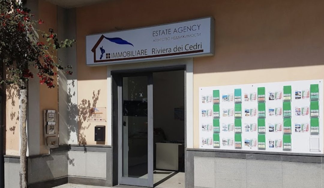 Un'agenzia immobiliare a Scalea con i caratteri in cirillico