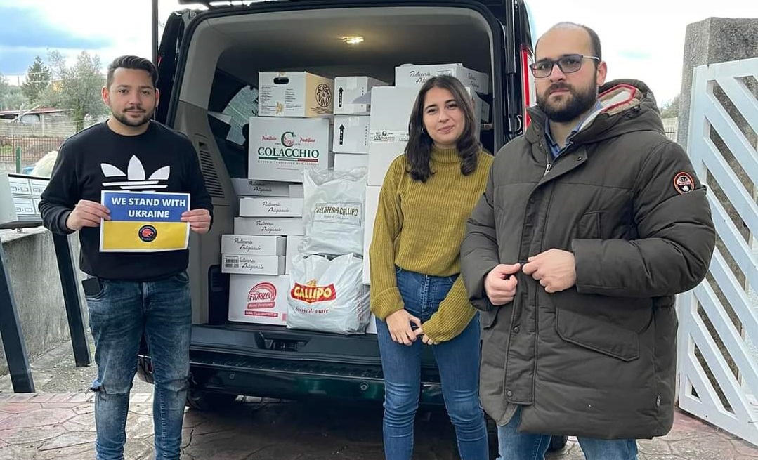 I volontari con il furgone carico
