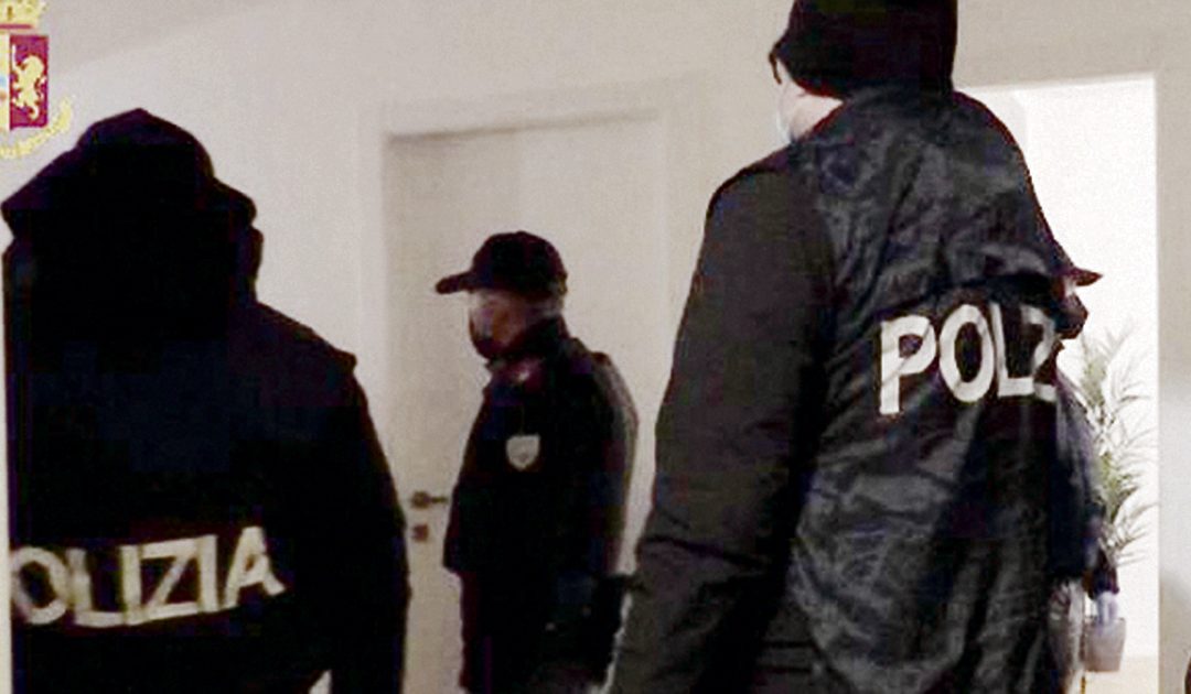 Il blitz della polizia in un appartamento