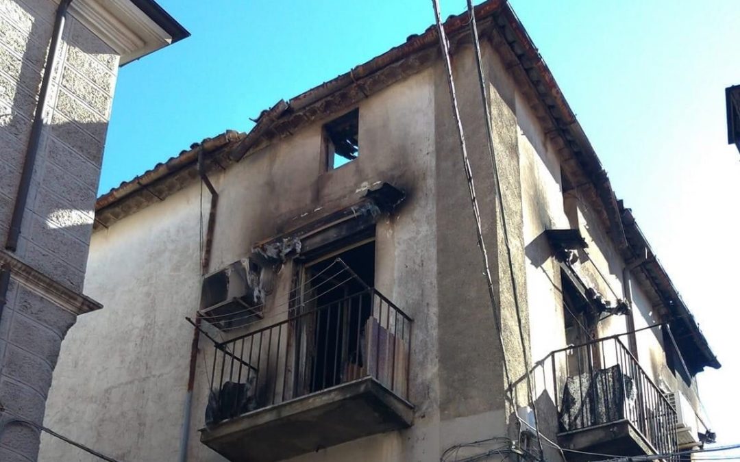 Incendio in una palazzina del Cosentino, danni e immobile evacuato