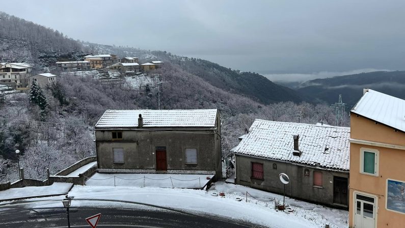 Maltempo in Calabria: marzo inizia con neve in collina e scuole chiuse 