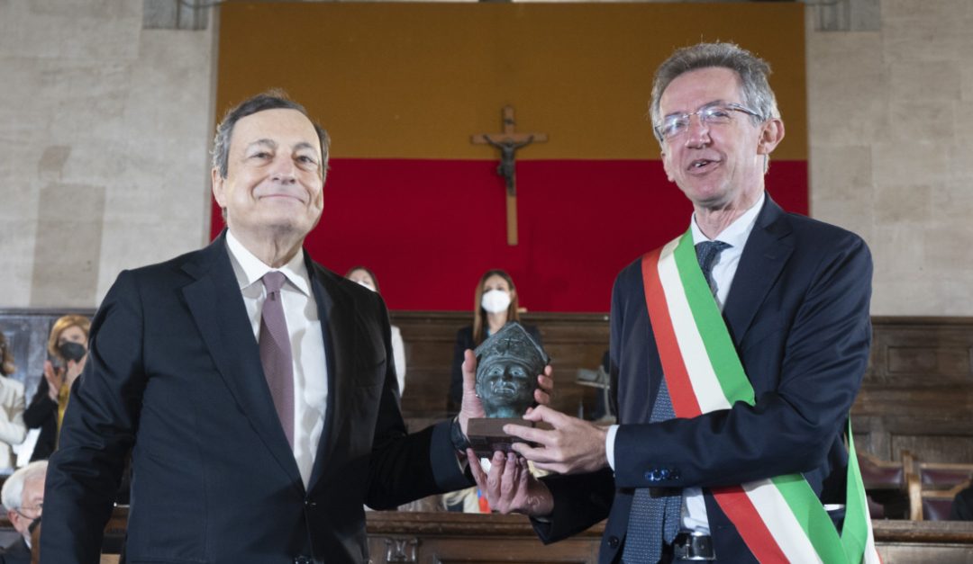 Il presidente del Consiglio Mario Draghi e il sindaco di Napoli Gaetano Manfredi