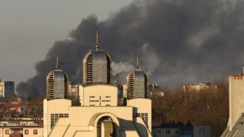 Ucraina, tre forti esplosioni nella zona dell'aeroporto di Leopoli
