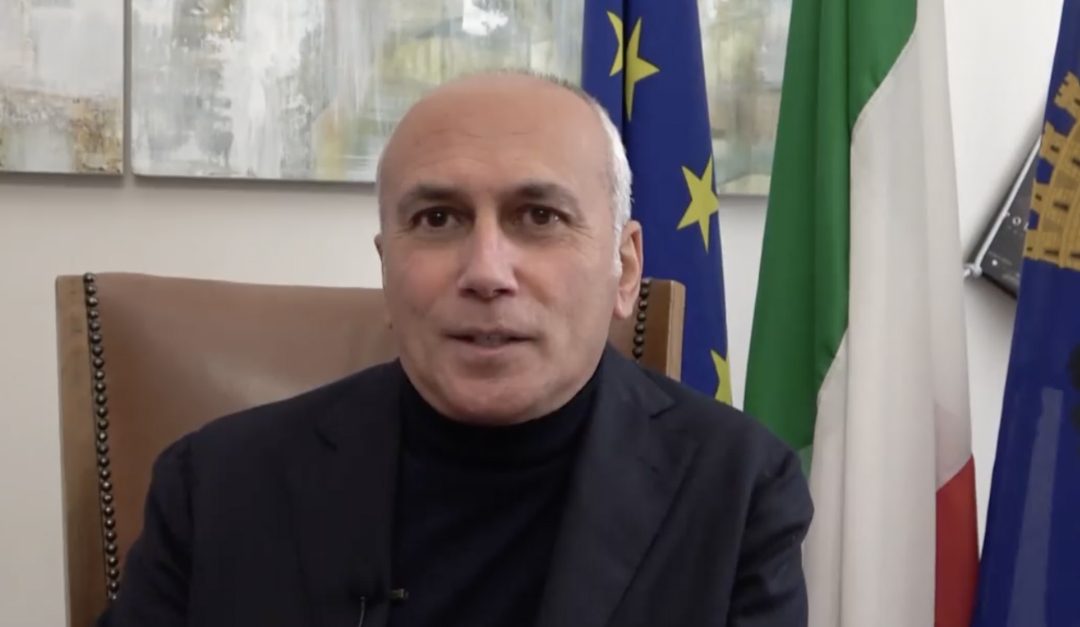 Il sindaco di Cosenza Franz Caruso durante il video