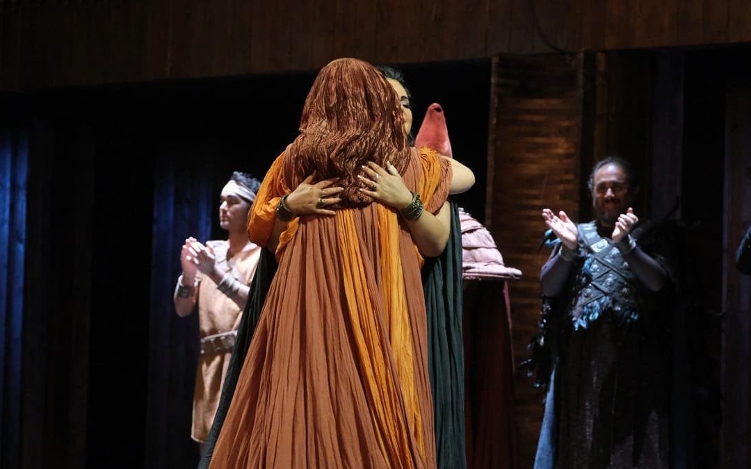 L'abbraccio tra Liudmyla Monastyrska e Ekaterina Gubanova