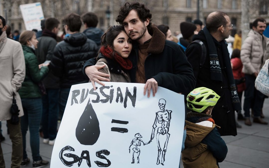 Un cartello contro la Russia in una manifestazione per la pace in Ucraina