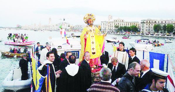 La statua di San Nicola, patrono della città di Bari, durante una festa degli anni scorsi
