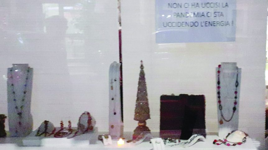 Una delle tante vetrine dei negozi di Carrassi che ieri sera hanno spento le luci per un’ora contro il caro bollette e le difficoltà dei commercianti