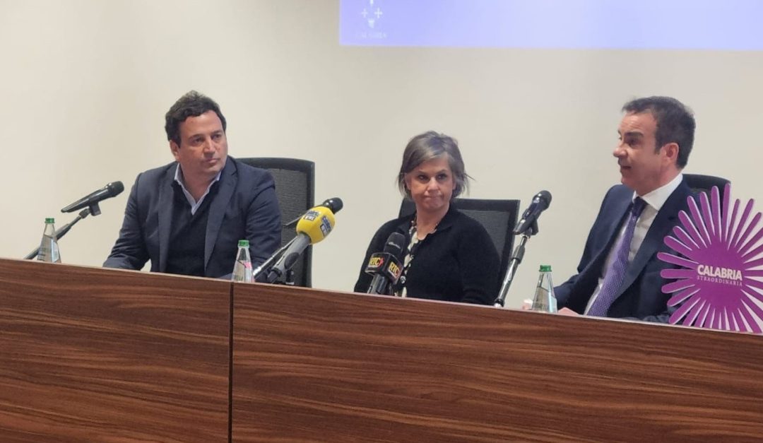 Fausto Orsomarso, la dirigente Maria Antonella Cauteruccio e Roberto Occhiuto in conferenza stampa