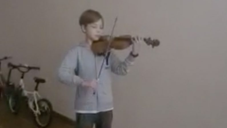 Il piccolo profugo ucraino che suona il violino nel monastero di Stilo