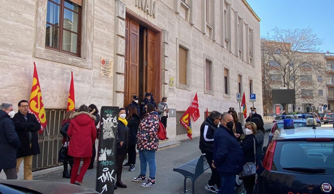 La protesta davanti all'Asp di Cosenza