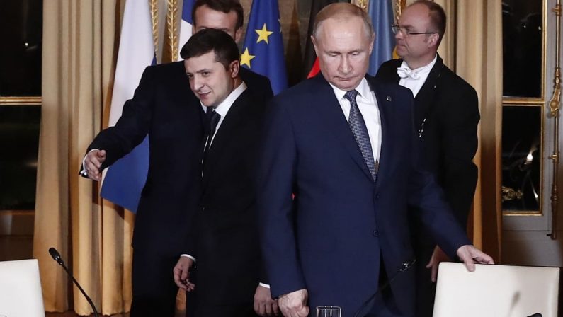 Zelensky-Putin, una guerra anche mediatica in cui sguazzano i tuttologi da talk show