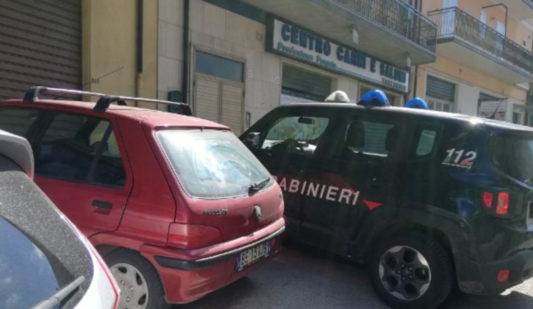 La macelleria con l'auto dei carabinieri