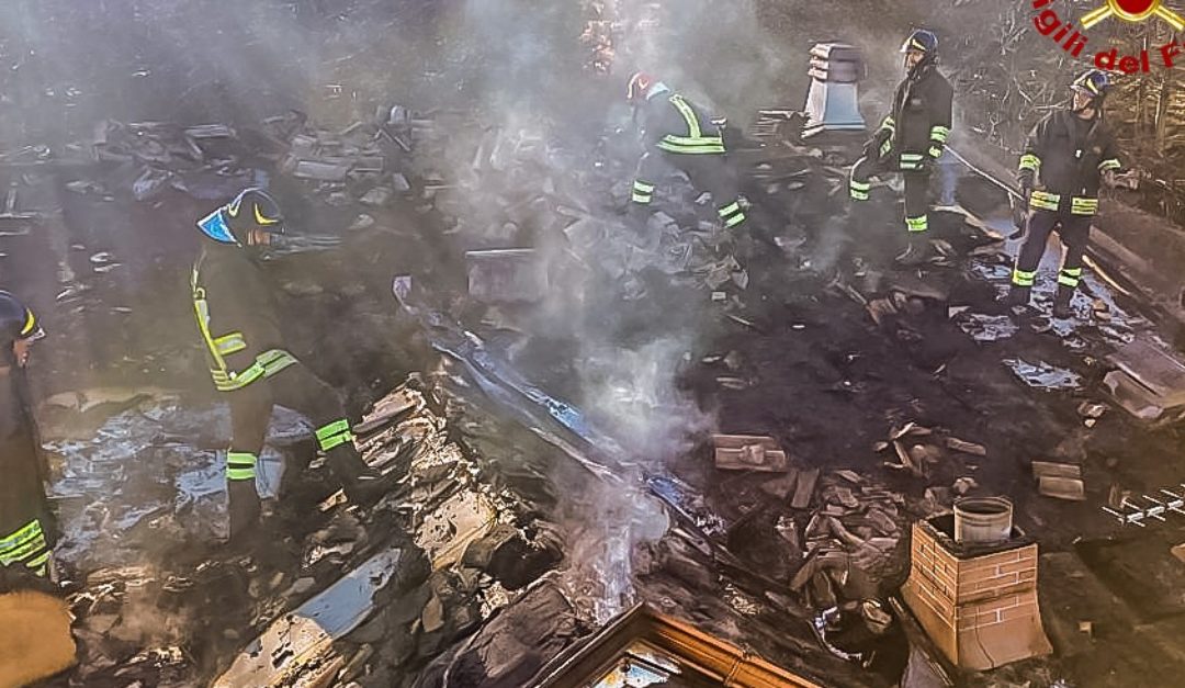 I vigili del fuoco in azione ad Acri