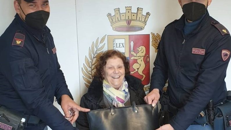 Anziana scippata della borsa con la pensione, poliziotti la ritrovano