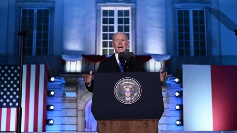 Biden a Varsavia: «Guerra lunga, Putin è un tiranno e non può restare al potere»