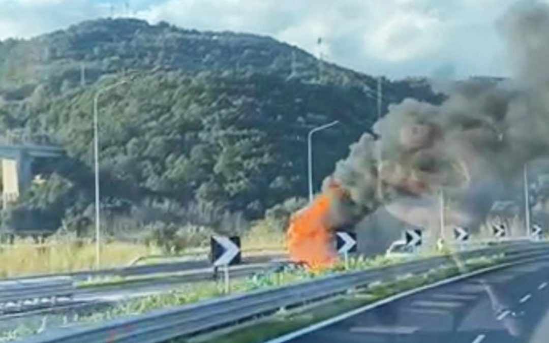 Il mezzo in fiamme allo svincolo di Pizzo