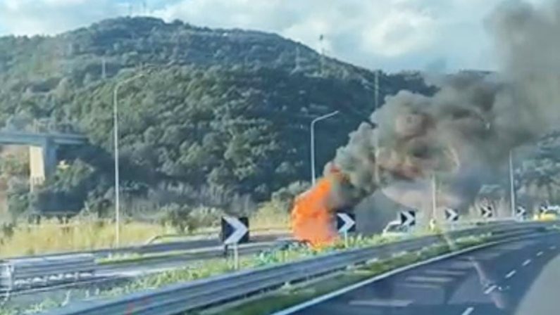 Camion in fiamme allo svincolo di Pizzo, paura sull’A2 del Mediterraneo
