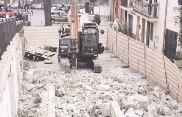 A Cassano si fa sul serio con l'abusivismo edilizio, partono le demolizioni 