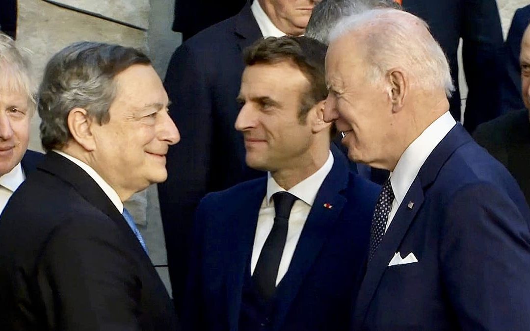 Mario Draghi e Joe Biden. Sullo sfondo Boris Johnson, Emmanuel Macron e Recep Tayyip Erdoğan