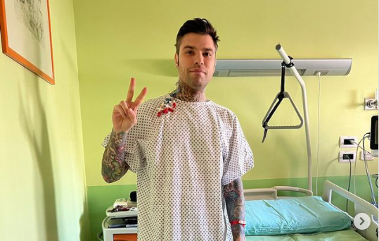 Fedez operato a Milano: «Ho un raro tumore al pancreas»