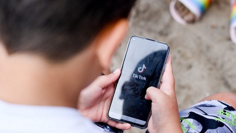 Perchè la caccia al voto giovane su TikTok può essere un autogol