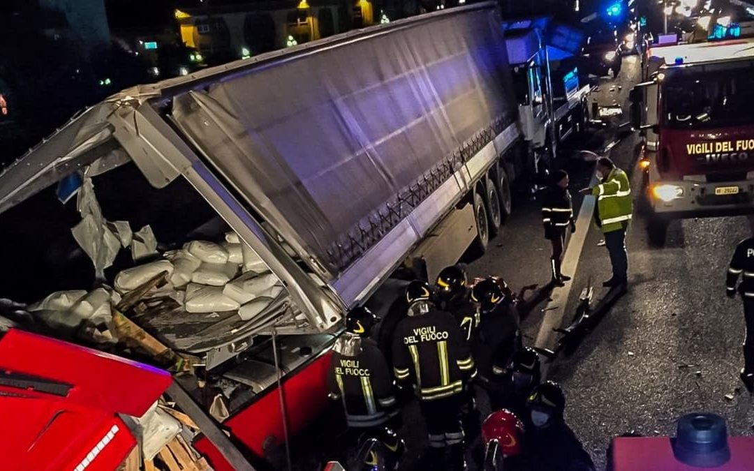 Cosenza, incidente in A2: sbanda col tir e travolge un altro camion