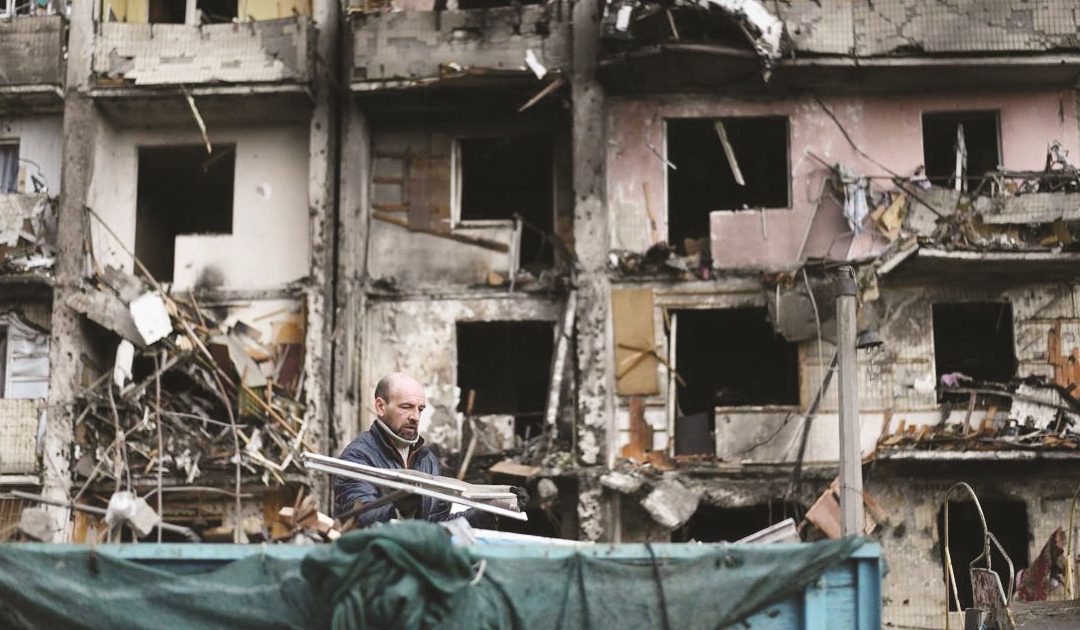 Un palazzo di Kiev colpito dalle bombe russe