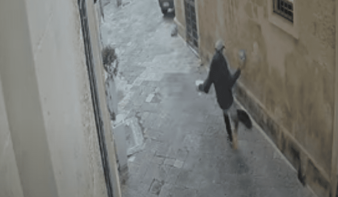Un fermoimmagine delle riprese delle telecamere di videosorveglianza